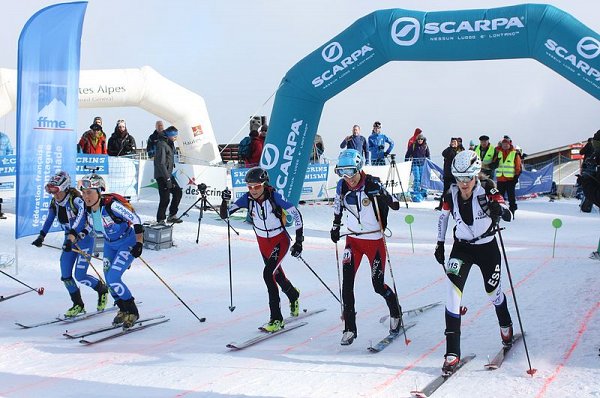 4-competition-finale-du-sprint-Laetitia-perd-son-ski.JPG